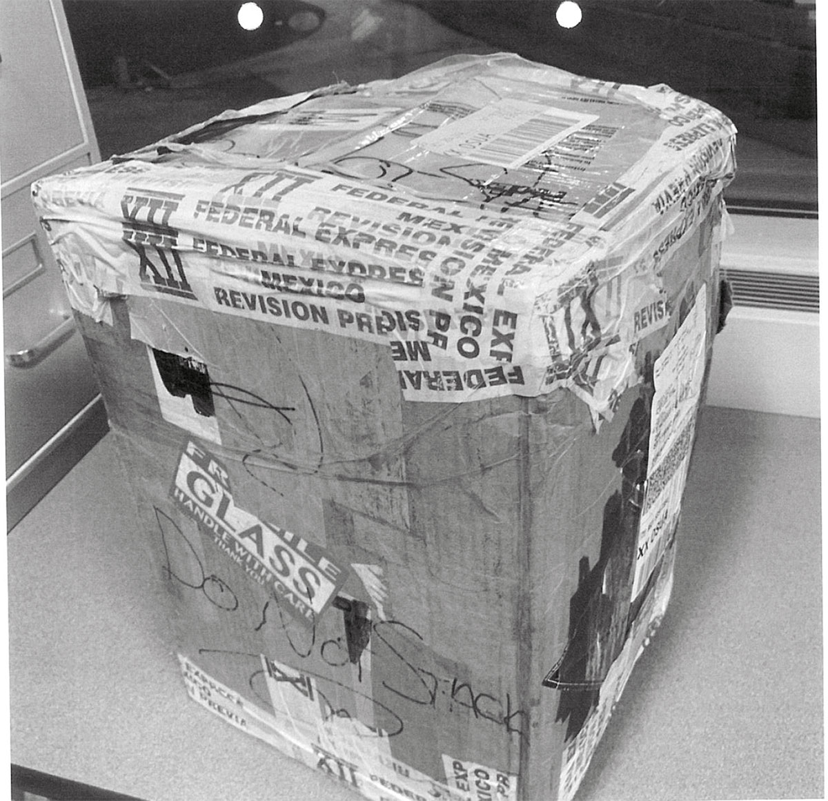 Fotografía: Caja recibida por los empleados de DNV con una cinta de Fedex México