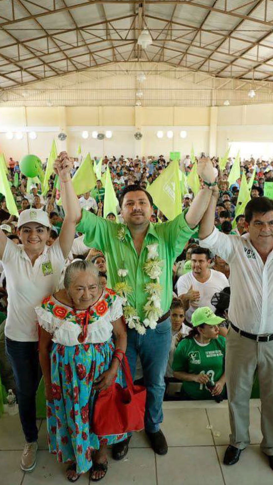 Foto de Ugarte en campaña con el Partido Verde