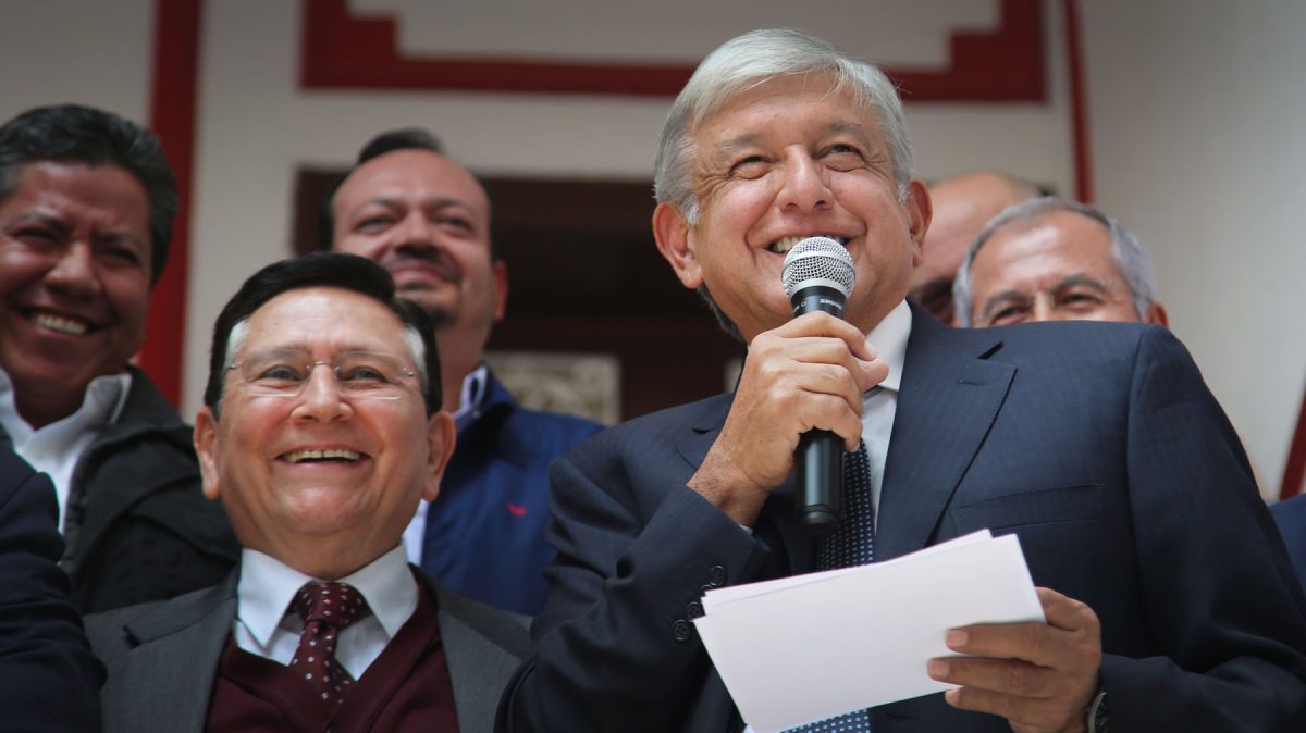 Ignacio Ovalle, actual director de Segalmex (que agrupa a Diconsa y a Liconsa), fue jefe de
Andrés Manuel López Obrador a finales de la década de los 70, cuando el primero fue
director del Instituto Nacional Indigenista y el ahora Presidente de México era delegado
en Tabasco. Fotografía: lopezobrador.org.mx