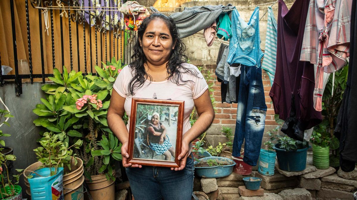Marisela de Jesús Juárez sujeta una fotografía de su madre, Heriberta, quien según su certificado médico murió por bronquitis crónica. Fotografía: Jacciel Morales