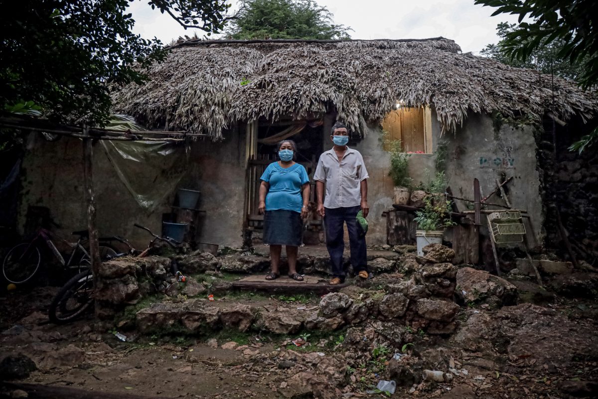 Isabel Tzab Dzul (derecha) y Aurelia Tuk Dzul (izquierda), padres de Neydi Araceli Tzab, a la entrada de la casa de su familia en la comunidad maya de X-Pichil. Fotografía: Robin Canul