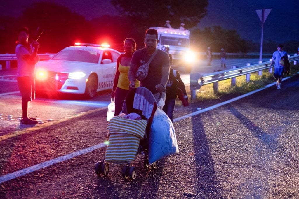 en punto de las cinco de la mañana cerca de 2000 mil migrantes partieron del municipio de huixtla, para continuar con la caravana que tiene como objetivo llegar a la frontera norte de méxico.