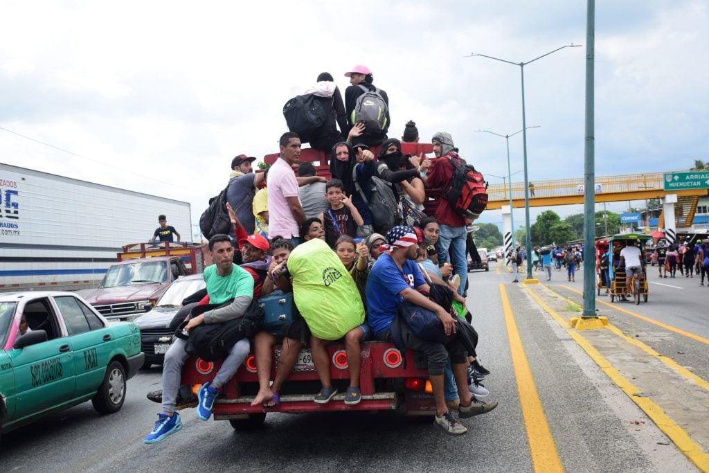 la caravana migrante que partió por la mañana de tapachula arribo al municipio de huixtla en huehuetan, chiapas, para continuar su camino al norte.