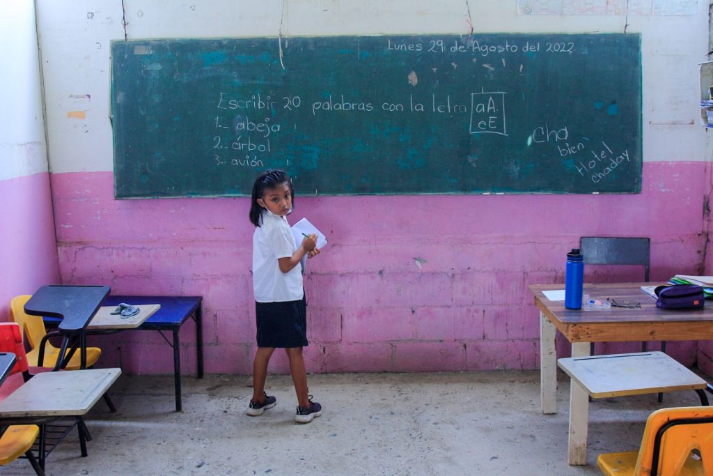 con varias precariedades los alumnos de la escuela primaria thomas alba edison, ubicada en la periferia de acapulco, regresaron a clases.