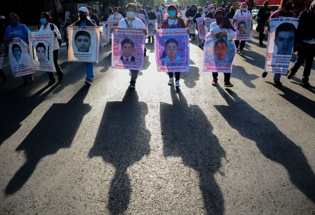 la marcha de las madres y padres de los 43 normalistas desaparecidos de ayotzinapa inició pasada las 4 de la tarde.