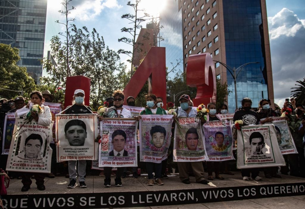 encabezada por padres y normalistas se realizo protesta a 8 años de la desaparición de normalistas de ayotzinapa, actualmente se ha conocido la información de que el ejército tuvo que ver con los hechos ocurridos el 26 de septiembre de 2014.