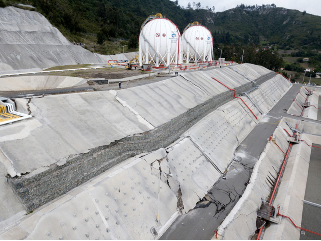 La falta de sistema de evacuación freática provocó daños en el proyecto de almacenamiento de combustibles en Pascuales Cuenca, un poliducto en el suroeste de Ecuador. Foto: Internet.