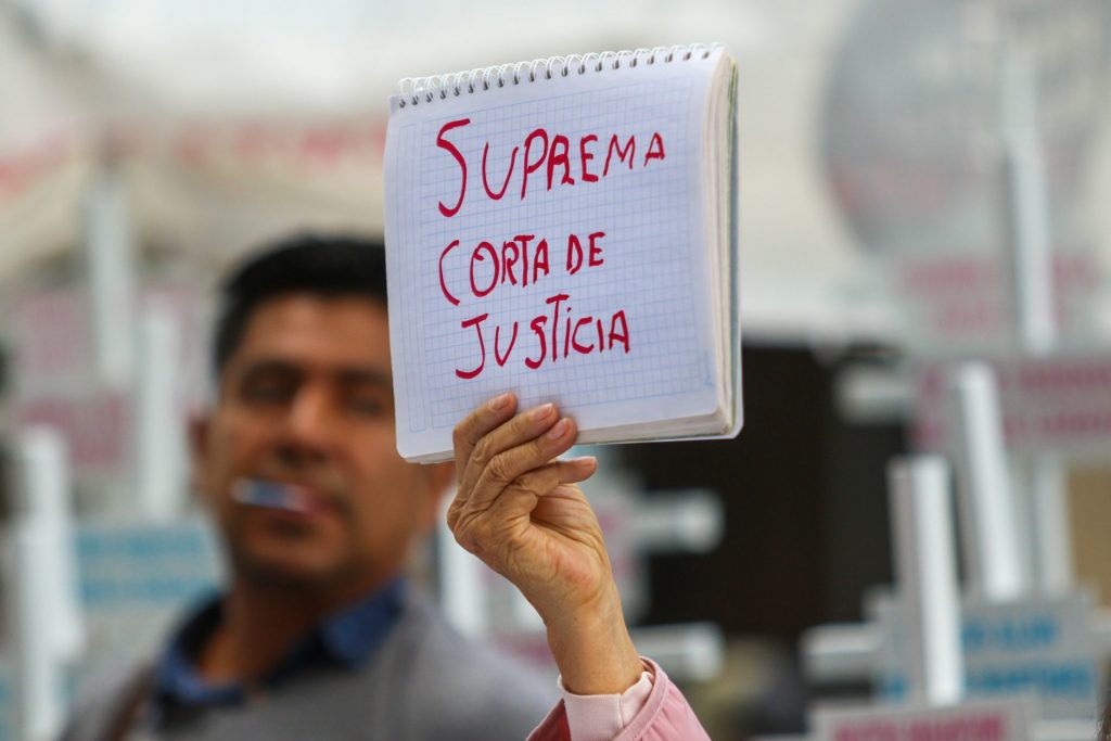 personas se concentraron afuera de la suprema de corte de justicia de la nación para manifestarse su desacuerdo en contra de la eliminación de la prisión preventiva oficiosa en el sistema judicial mexicano.