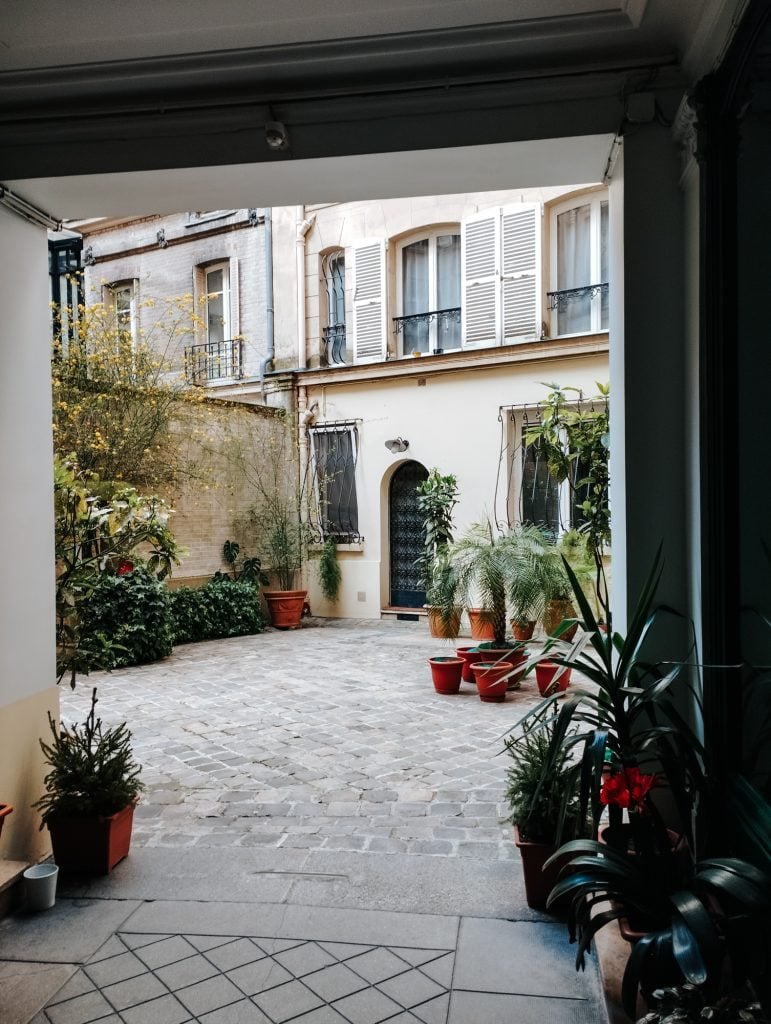 El patio interior que da acceso al apartamento propiedad del ex ministro venezolano en París.Crédito: Audrey Travère