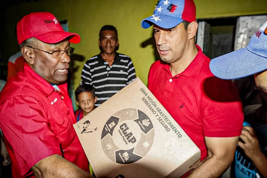 Teodoro Marín Sanguino en el reparto de Cajas CLAP, un programa de alimentos del gobierno de Nicolás Maduro.