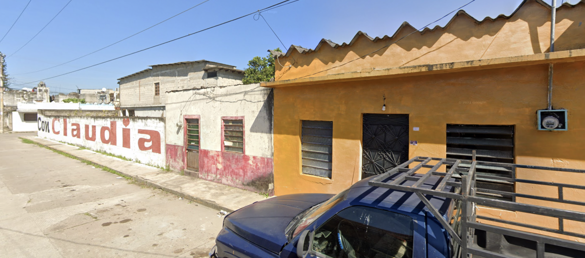 Una modesta casa, en esta calle de Cárdenas, Tabasco, es el domicilio de quien en actas aparecía como operador de empresas que realizaban millonarias transacciones de medicinas y combustibles.