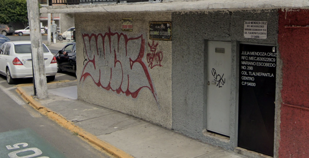 En este peque&ntilde;o local, justo frente al SAT en Tlalnepantla, estaba el domicilio fiscal de Julieta Mendoza Cruz, identificada por las autoridades fiscales como una facturera que ten&iacute;a permisos para importar hasta 270 millones de litros de combustible. 